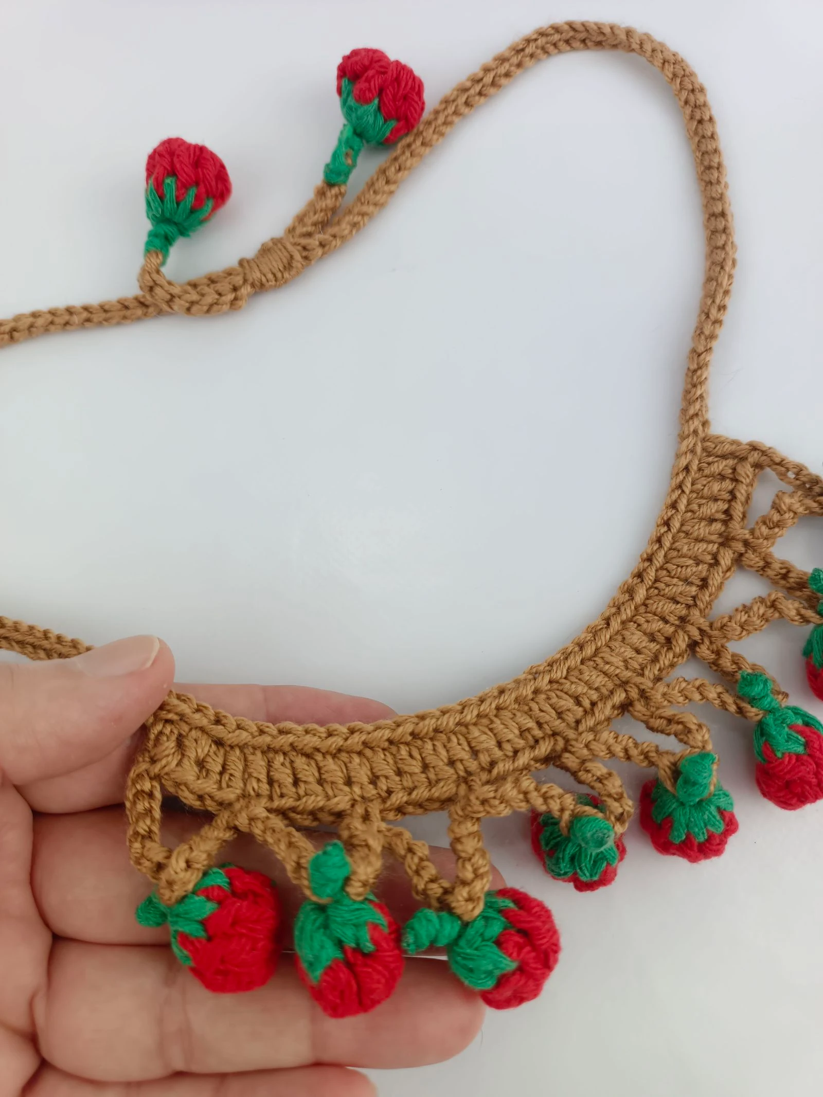 Colar de crochê com maçãs vermelhas – photo 4
